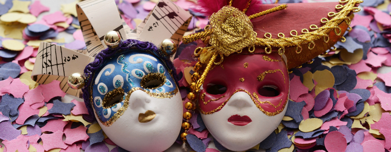Máscaras venezianas coloridas com confetti evocando a energia e a protecção no Carnaval