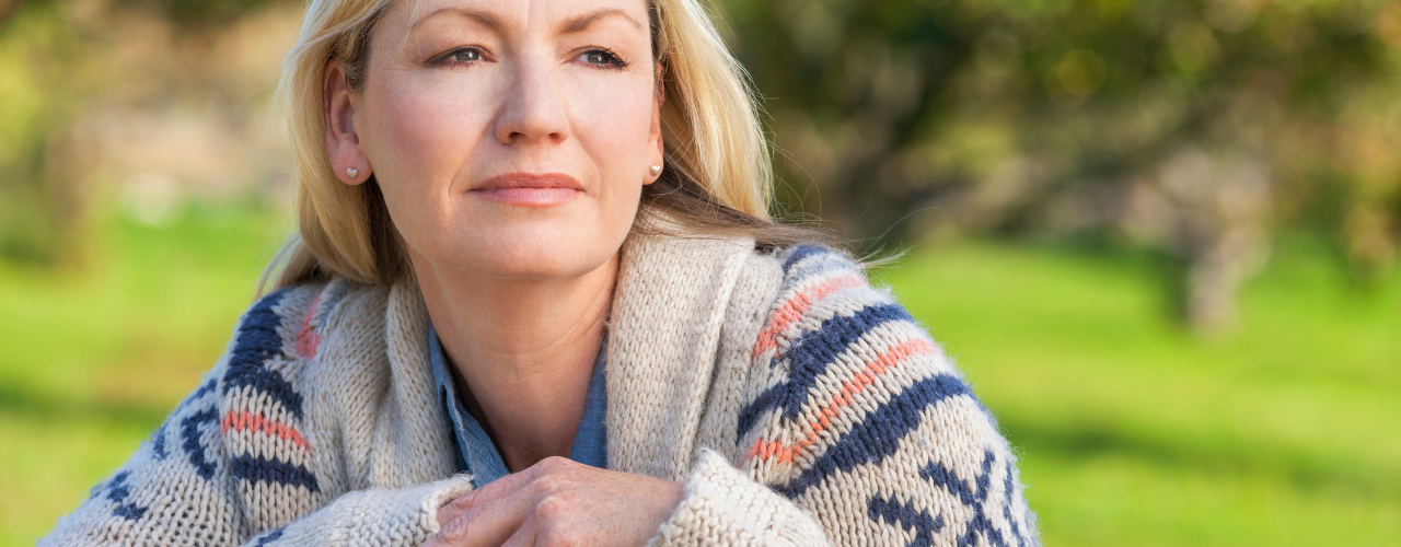 Mulher sensível sentada em silêncio, refletindo sobre intuição e ansiedade