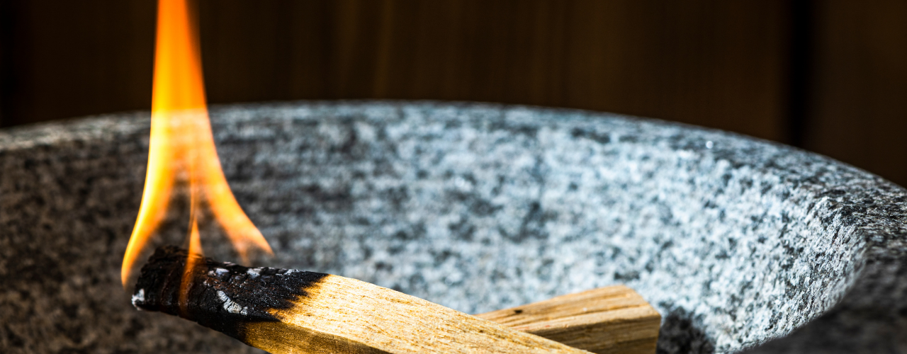 Chama a queimar papel em pedra — ritual de queima de magia natural para libertar emoções acumuladas